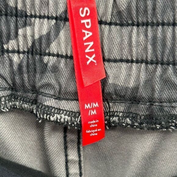 SPANX Stretch Twill Cargo Jogger Pants in Blackwash Camo Medium - Picture 2 of 10
